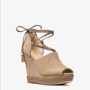 Michael Kors MMK Hastings Wedge in dark khaki.